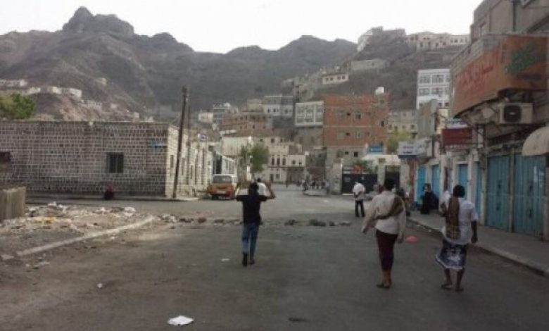 حرب شوارع بكريتر وقوات موالية للحوثيين وصالح تحاول التقدم وتقصف منازل الأهالي