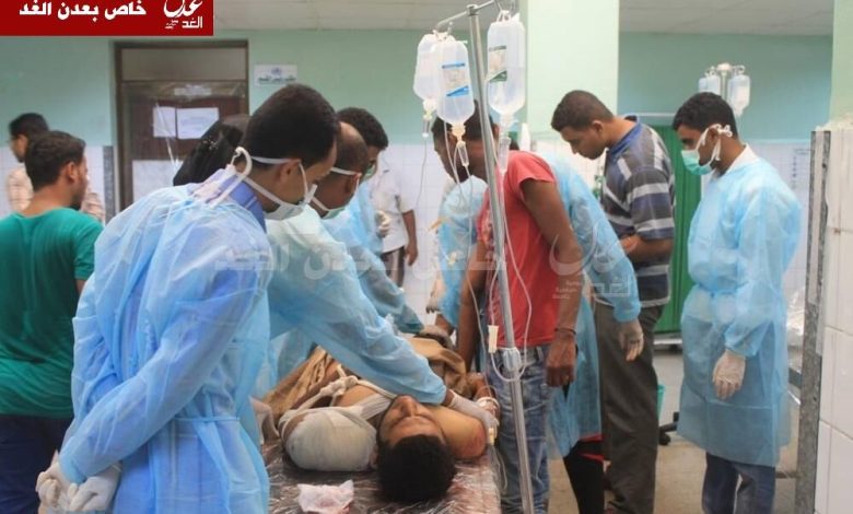 مصادر طبية :  نقل العشرات من المصابين جراء الحرب بعدن إلى جيبوتي