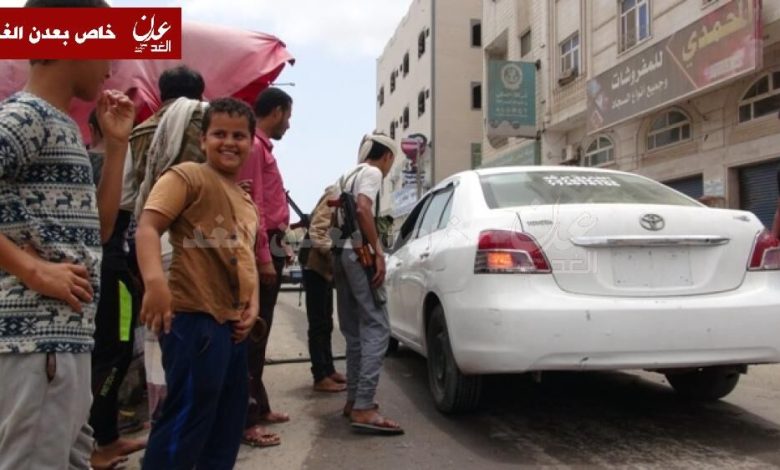 قوات موالية للحوثيين تغلق طريق واصلة إلى عدن وتستولي على سيارات مواطنين