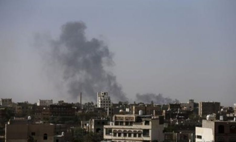 التحالف العربي يقصف مدرجا في مطار صنعاء لمنع هبوط طائرة ايرانية