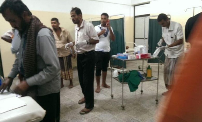 مسعفون : استشهاد 32 مدني بقصف للقوات الموالية للحوثيين لتجمع نازحين بالتواهي