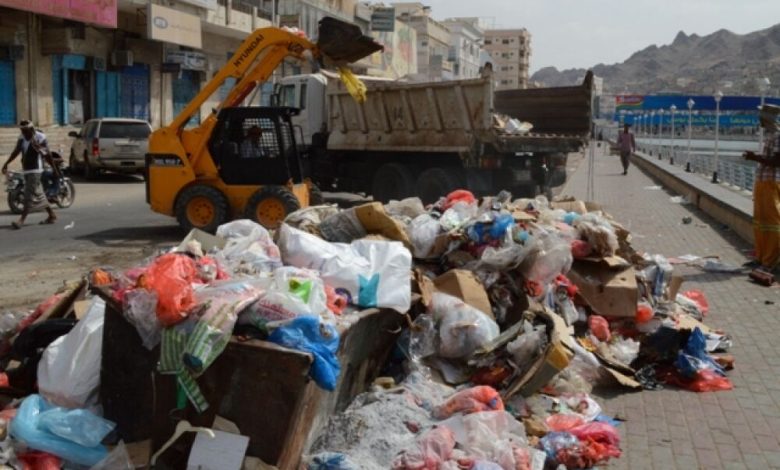 ارتفاع وتيرة عمل نقل القمامة المتراكمة من شوارع مدينة المكلا