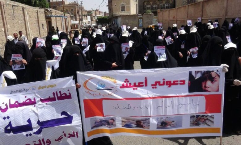 النساء ينتفضن ضد الحوثي وصالح .. مراقبون : أين مليونيات شارع الستين يا رجال صنعاء