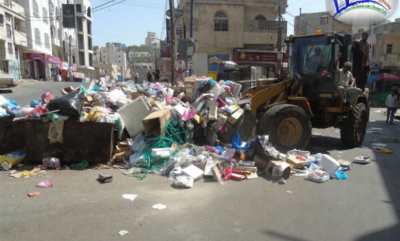 صندوق النظافة في تعز يستمر في تنفيذ حملات تنظيف أحياء وشوارع المدينة وسط نيران الحرب