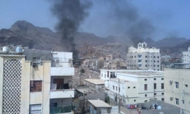قوات موالية للحوثيين تقصف الشيخ عثمان و حي عبدالعزيز و تخلف جرحى