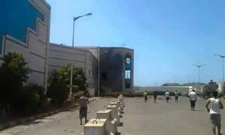 بالصور : غارة جوية تدمر اجزاء من مجمع عدن مول