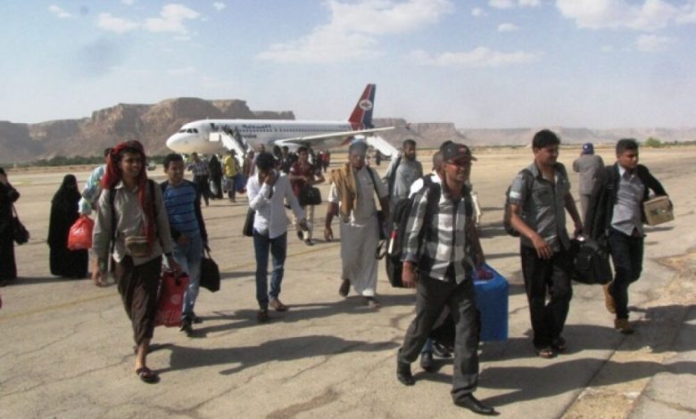 141 من العالقين بالهند استقبلهم مطار سيئون الدولى في رحلة اليمنية الثانية القادمة من مطار مومباي