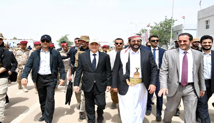 رئيس مجلس القيادة يزور كلية الطيران والدفاع الجوي بمحافظة مارب