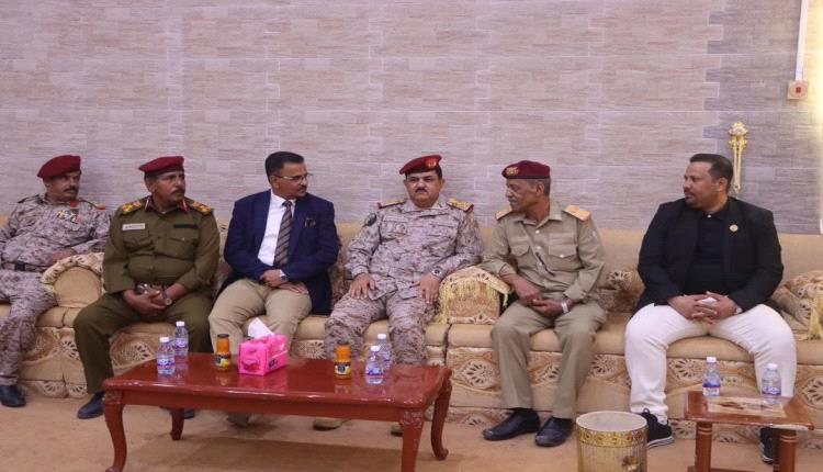 وزير الدفاع يصل المكلا في زيارة تفقدية للوحدات المرابطة بساحل حضرموت