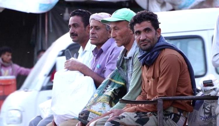 من مرارة الحرب إلى رصيف البطالة.. هذا حال عمال اليمن في يوم عيدهم "تقرير"