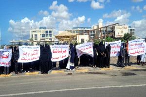 موظفوا وموظفات المنطقة الحرة بعدن ينفذون وقفة احتجاجية غاضبة للمطالبة بحقوقهم