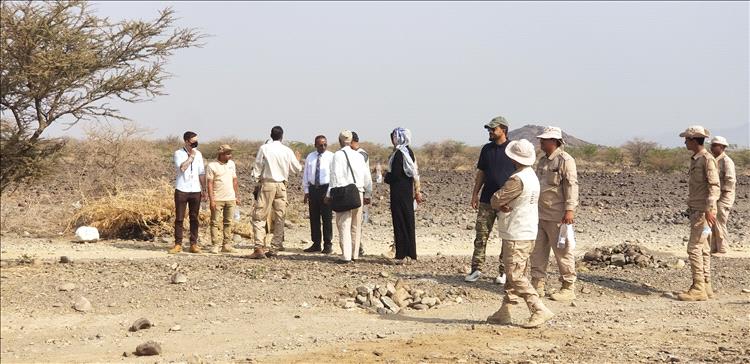 مدير عام  موزع يتسلم  أجزاء من عزلة الأهمول بعد تطهيرها من الألغام من قبل منظمة DRC