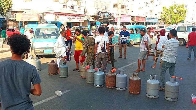 مواطنون بعدن يشكون تفاوت أسعار الغاز وغياب الرقابة