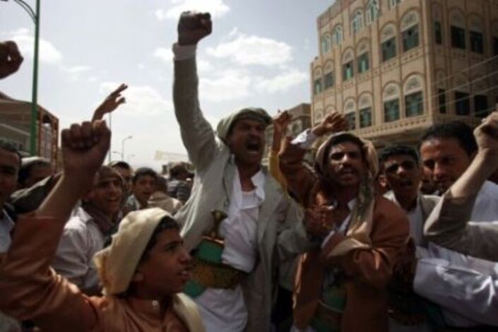 اليمنيون يصرخون .. متي ستنتهي الأزمة الاقتصادية ؟